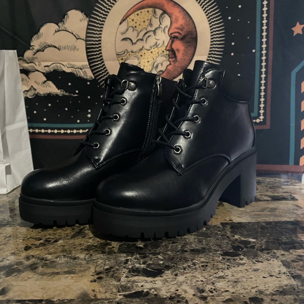 Cushionaire Remy Lace Up Boots